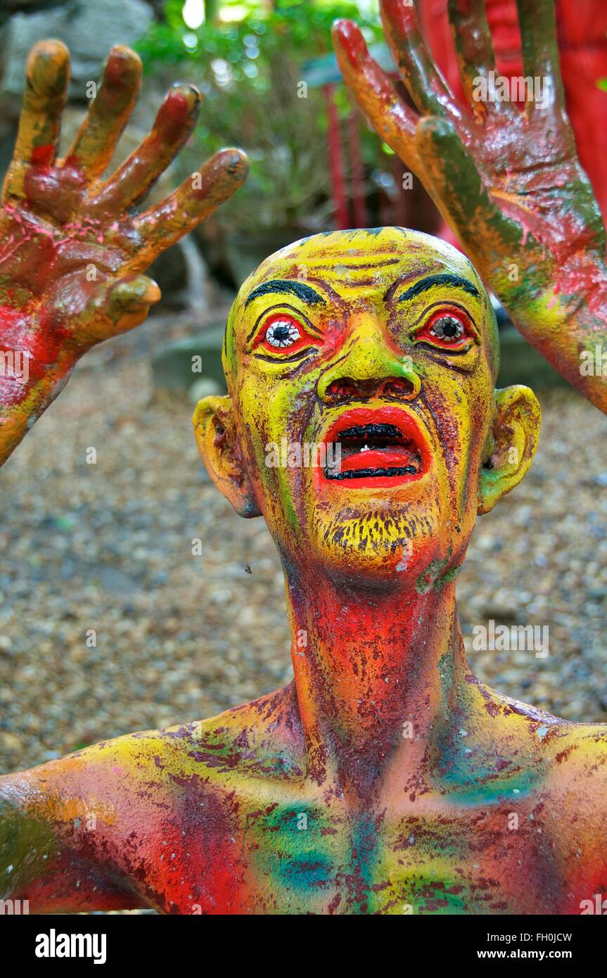 Sculpture de pécheur terrifiés dans jardin bouddhiste de l'enfer, Wat Mae Kaet Noi, près de Chiang Mai, Thaïlande. Banque D'Images