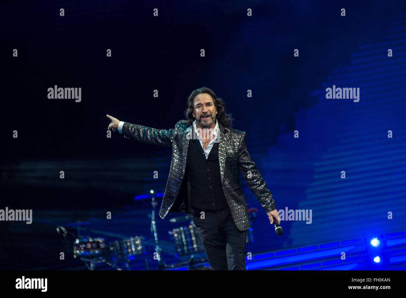 Vina del Mar, au Chili. Feb 22, 2016. Chanteur mexicain Marco Antonio Solis (R) effectue au cours de la Vina del Mar 57e Festival International de la chanson de Viña del Mar, Chili, le 22 février 2016. La Vina del Mar International Song Festival se tient du 22 février au 27 février. © Jorge Villegas/Xinhua/Alamy Live News Banque D'Images