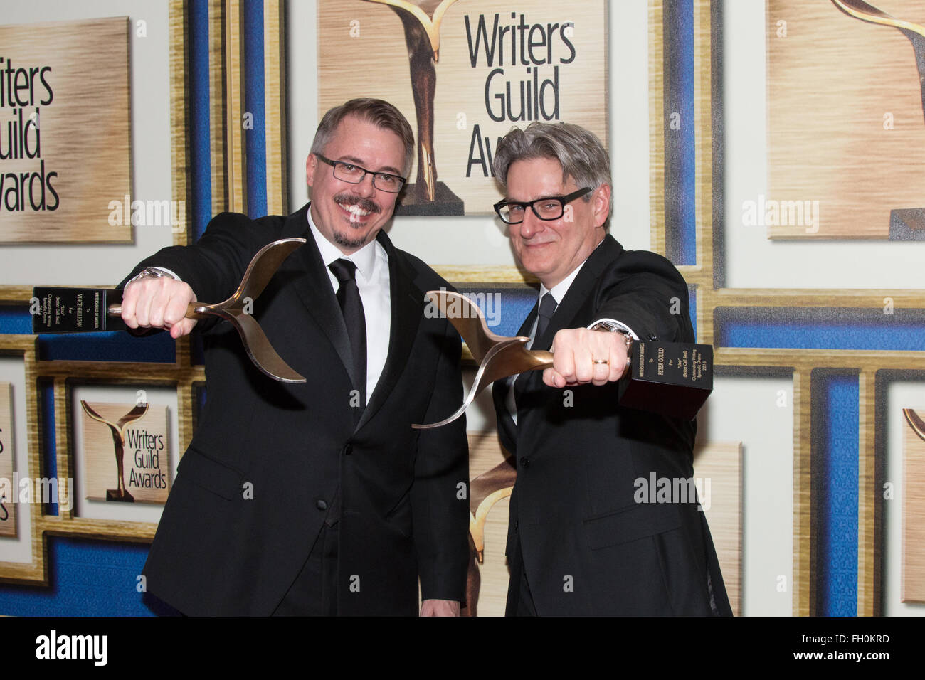 Los Angeles, Californie, USA. 13 février 2016. écrivains vince gilligan et Peter gould gagner à la Writers Guild Awards 2016. Banque D'Images