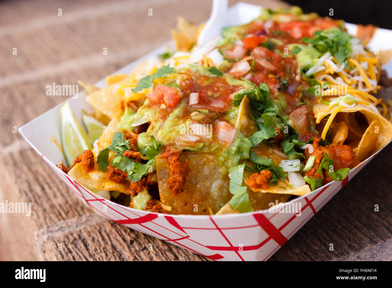 Une assiette de nachos avec la viande et garnir de fromage salsa Banque D'Images