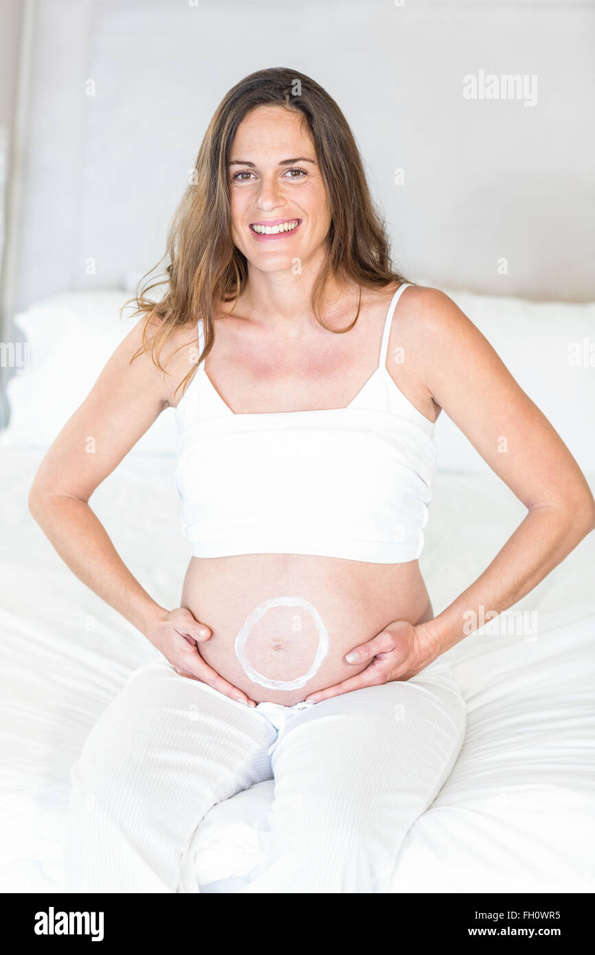 Portrait de circle hydratant sur pregnant belly Banque D'Images