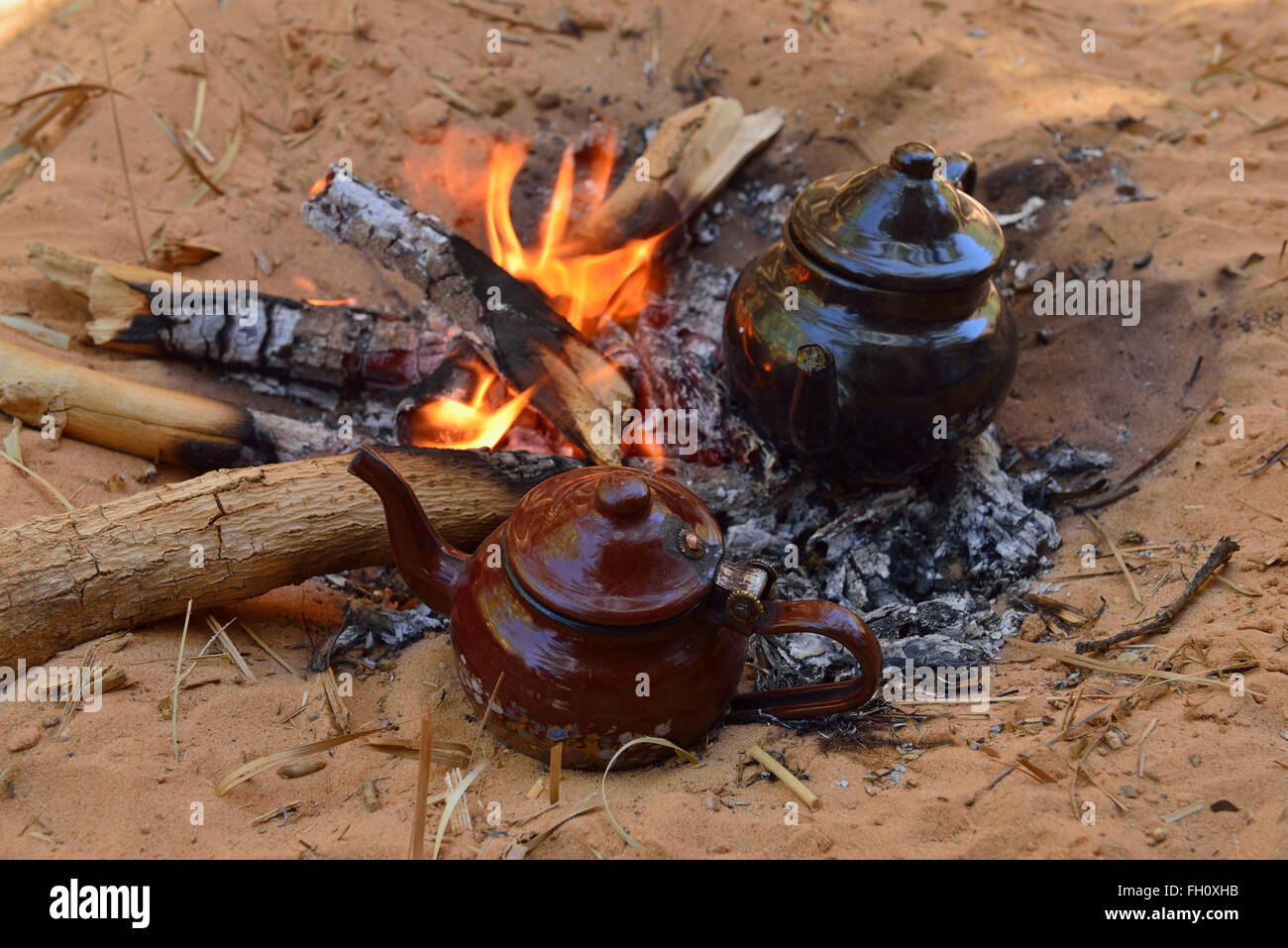Pot de thé Touareg, Touareg sur un feu, l'Algérie, désert du Sahara, l'Afrique du Nord Banque D'Images