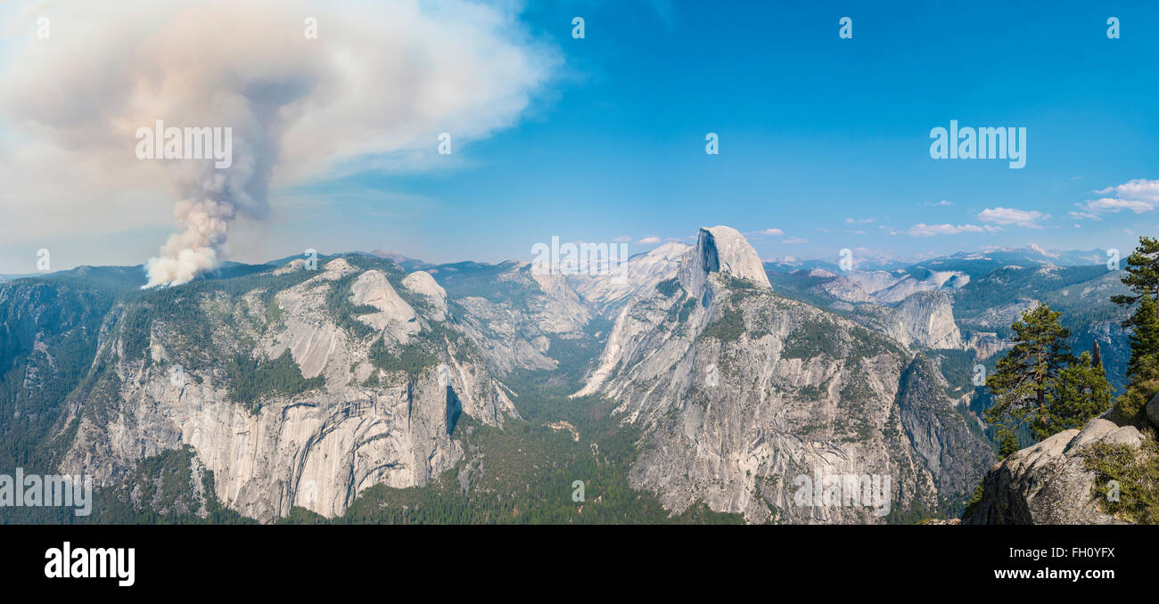 Vue du Glacier Point à la vallée de Yosemite, feu de forêt avec de la fumée, moitié gauche Dome, Yosemite National Park, California, USA Banque D'Images