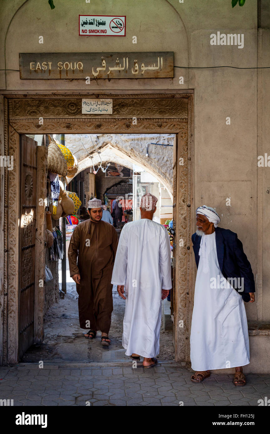 Peuple omanais au Souk de Nizwa Nizwa, Ad Dakhiliyah, région, Oman Banque D'Images