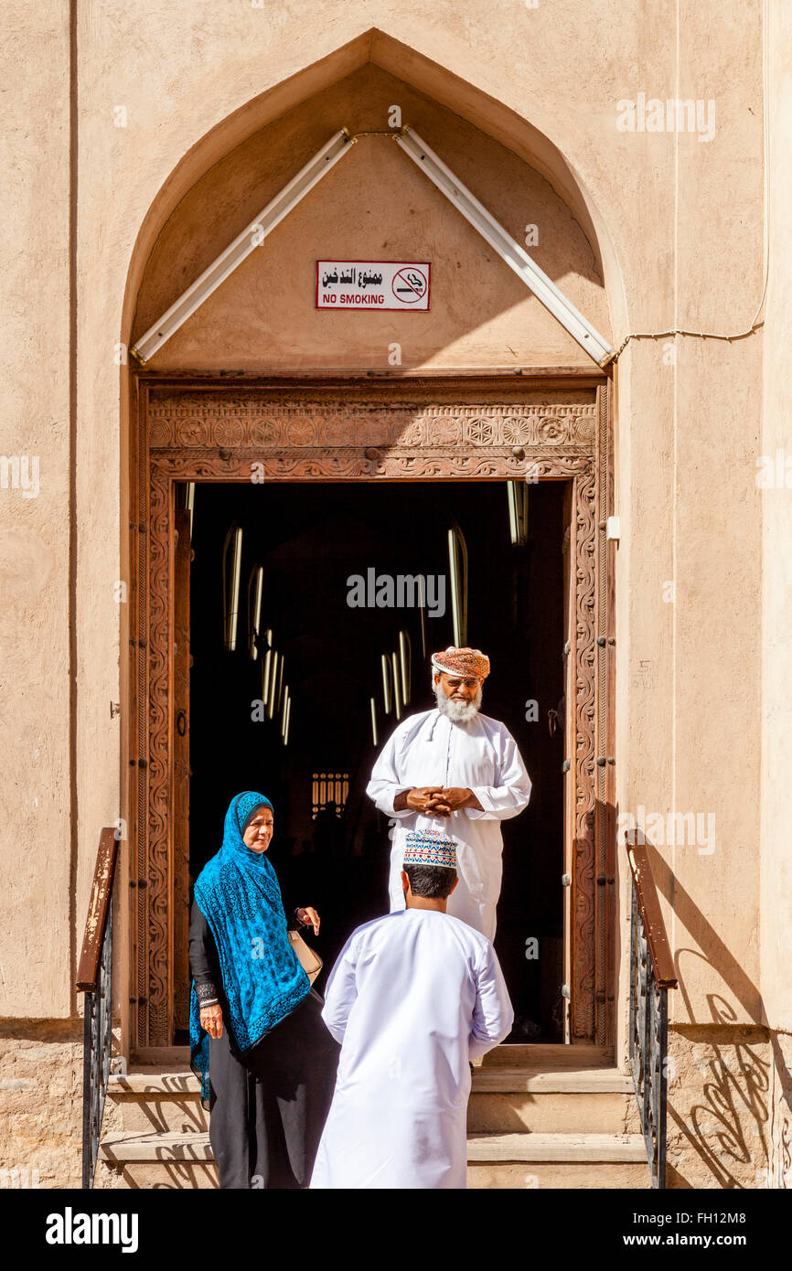 Peuple omanais au Souk de Nizwa Nizwa, Ad Dakhiliyah, région, Oman Banque D'Images