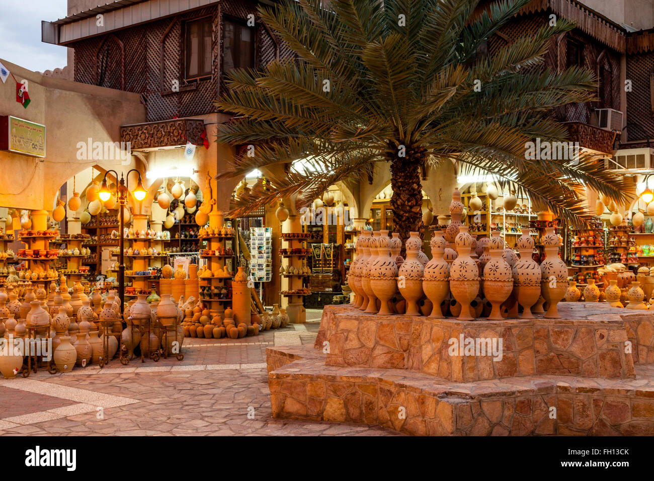 Pour la vente de poterie dans un magasin situé dans le Souk de Nizwa Nizwa, Ad Dakhiliyah, région, Oman Banque D'Images