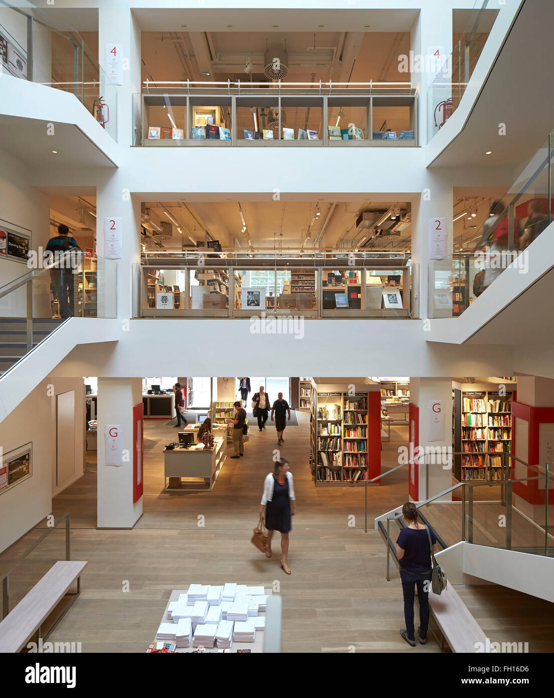 Entrée avec un atrium central de pleine hauteur. Foyles, Londres, Royaume-Uni. Architecte : Lifschutz, 2014. Banque D'Images