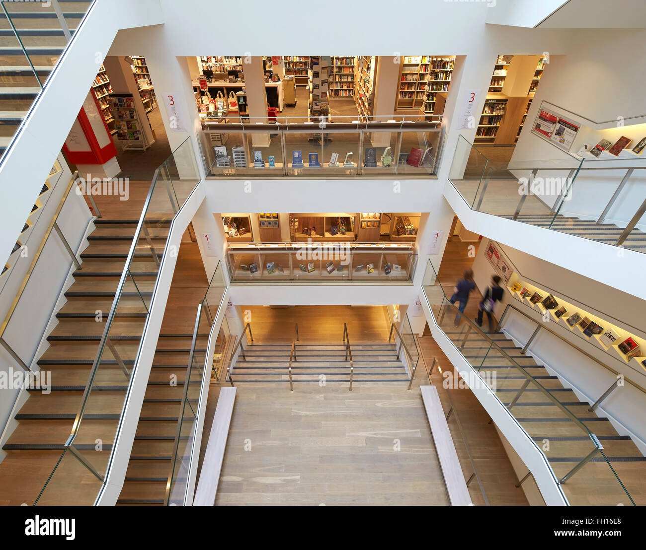 Une vue globale de l'atrium central avec escalier. Foyles, Londres, Royaume-Uni. Architecte : Lifschutz, 2014. Banque D'Images