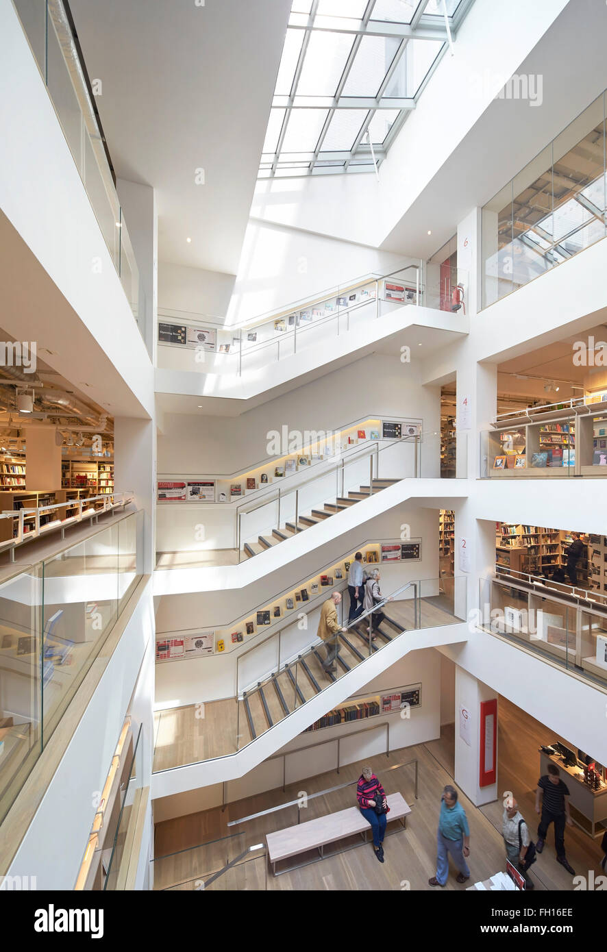 Une vue globale de l'atrium central avec escalier et lucarne. Foyles, Londres, Royaume-Uni. Architecte : Lifschutz, 2014. Banque D'Images