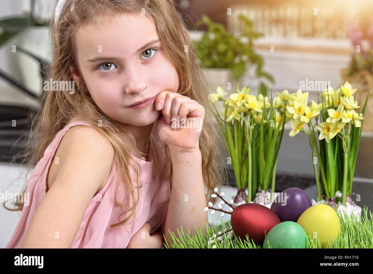 Temps de Pâques ! Jeune fille avec décorations eastter Banque D'Images