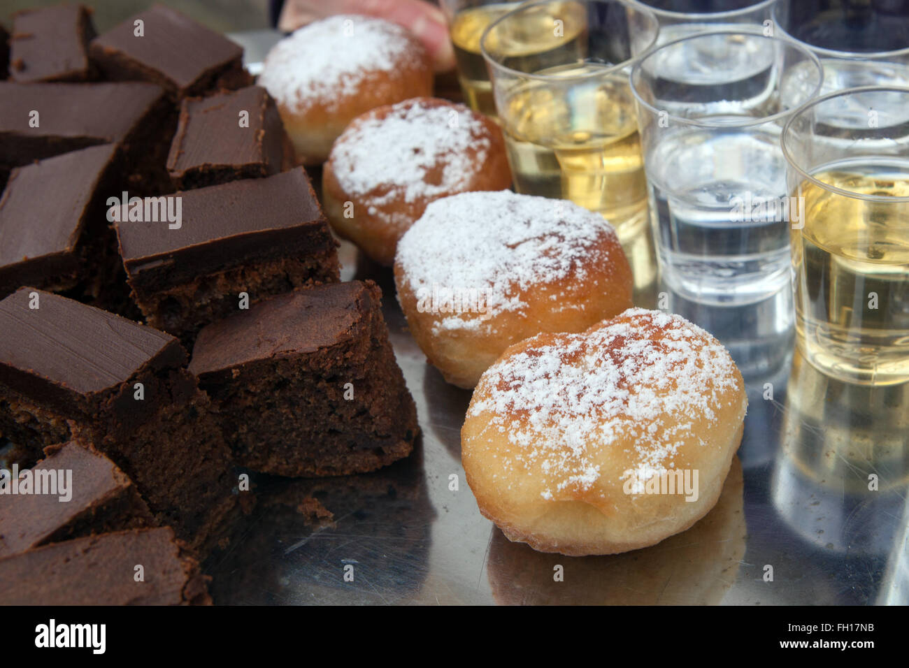 Maison tchèque sweet jam donuts, brownies, coups d'alcool Banque D'Images