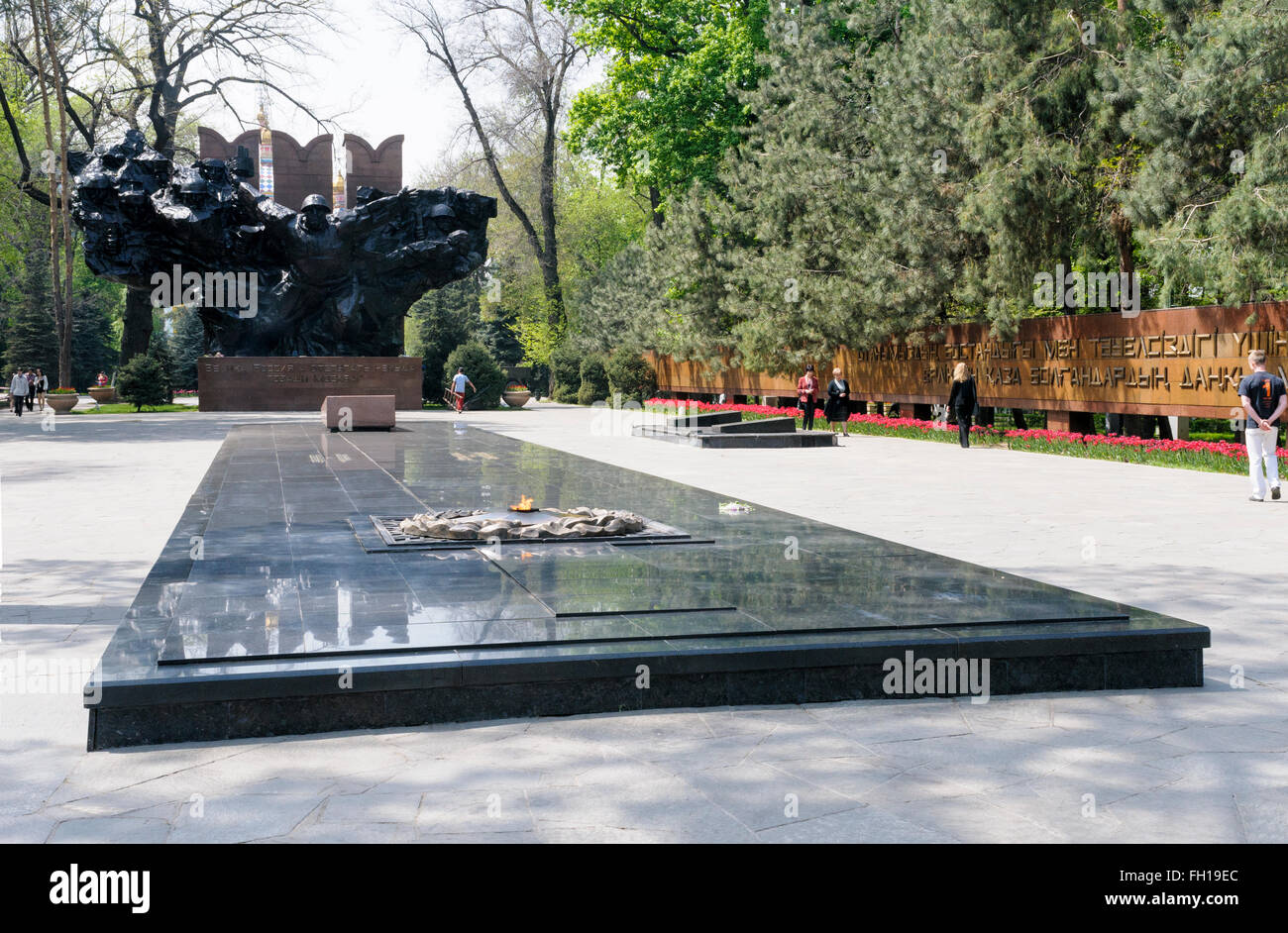 La flamme éternelle commémorant les morts de la guerre civile et la DEUXIÈME GUERRE MONDIALE, Burns en face de la gloire, le Kazakhstan Almaty Monument Banque D'Images