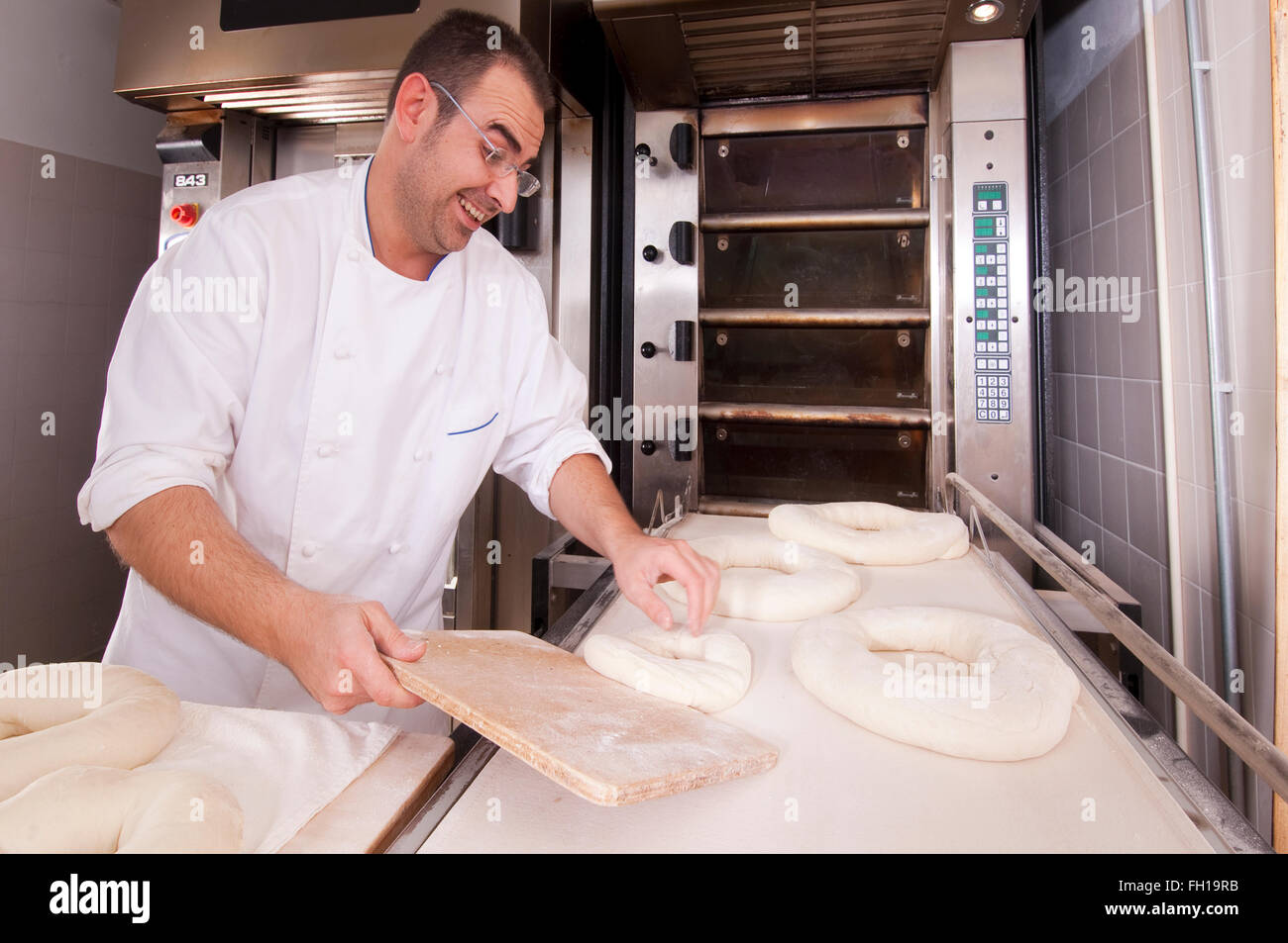 Mettre la pâte à pain Baker pour le faire cuire au four Photo Stock - Alamy