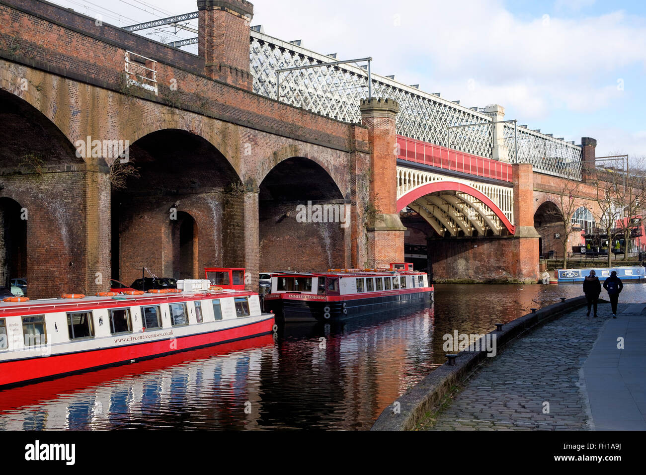 Manchester, UK - 15 Février 2016 : Victorian viaducs de chemin de fer du viaduc Castlefield au-dessus du canal de Bridgewater, Manchester Banque D'Images