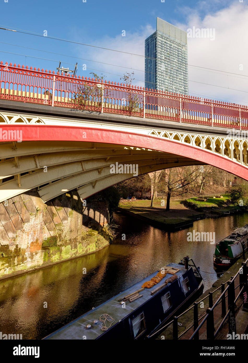 Manchester, UK - 15 Février 2016 : Le viaduc de chemin de fer de fonte victorienne sur le canal à Rochdate le Castlefield, Manchester Banque D'Images