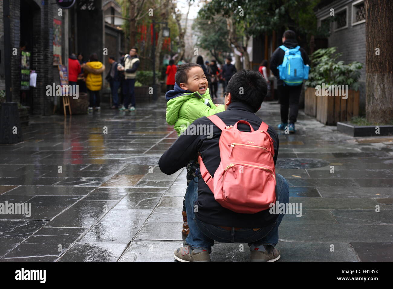 Chengdu, province chinoise du Sichuan. Feb 23, 2016. Les gens vont visiter dans de la pluie sur le large et les ruelles étroites dans le sud-ouest de Chengdu, capitale de la province chinoise du Sichuan, le 23 février 2016. Chengdu a reçu une légère pluie mardi. Credit : Guo Qiuda/Xinhua/Alamy Live News Banque D'Images