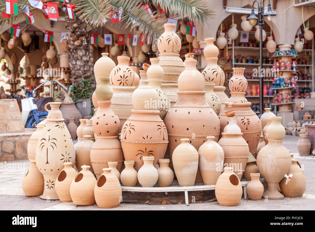 Pots en terre cuite pour la vente au souk de Nizwa. Sultanat d'Oman, au Moyen-Orient Banque D'Images