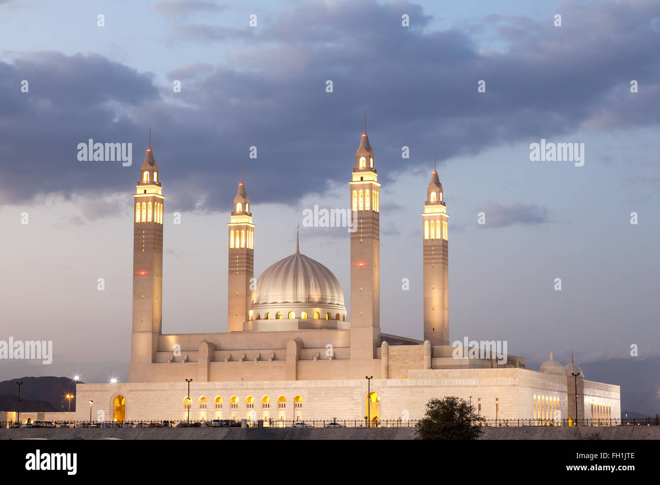 Grande mosquée de Nizwa est éclairée la nuit. Sultanat d'Oman, au Moyen-Orient Banque D'Images