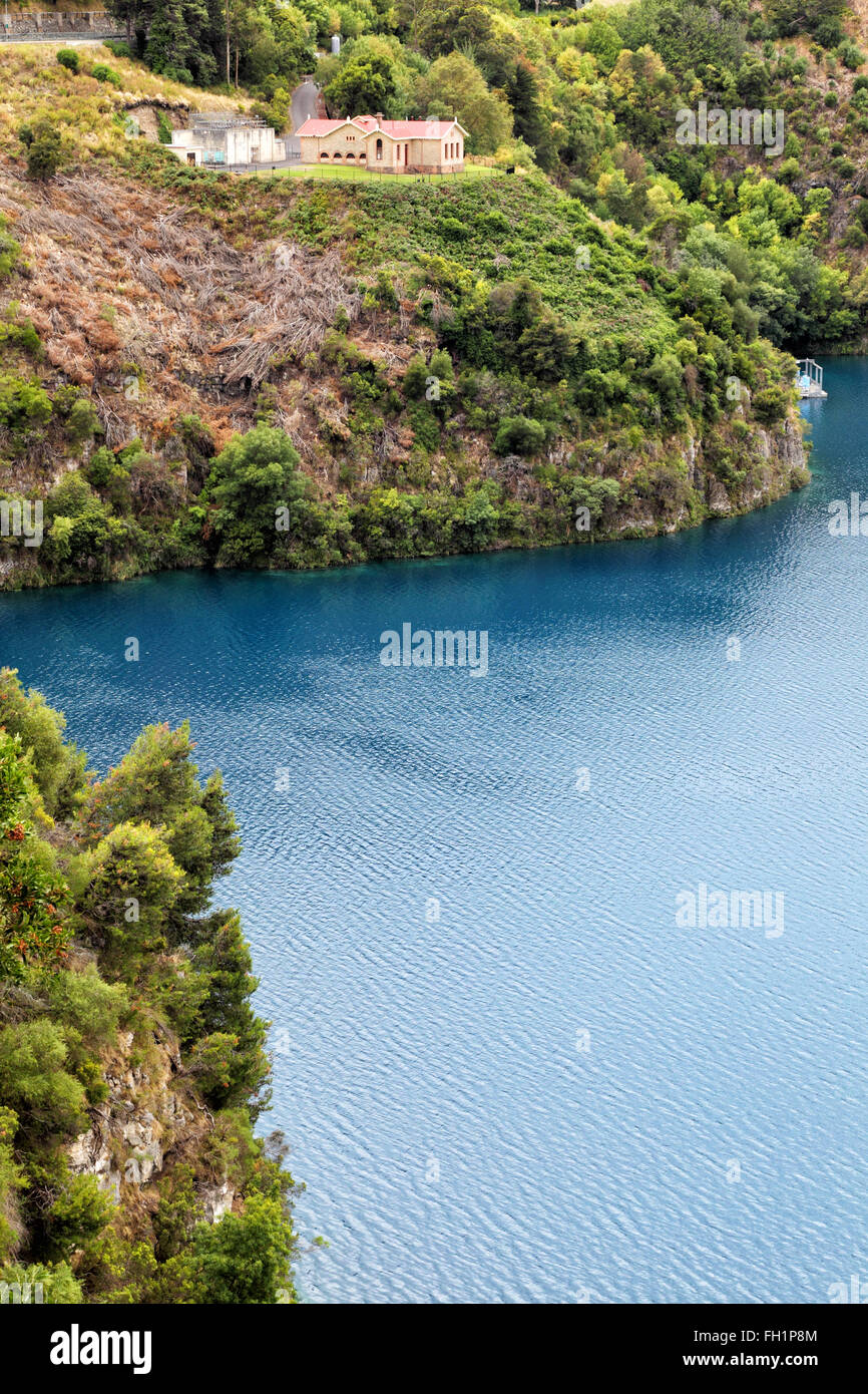La station de pompage historique au Blue Lake, un lac de cratère dans un maar volcanique à Mount Gambier, Australie du Sud, Austral Banque D'Images