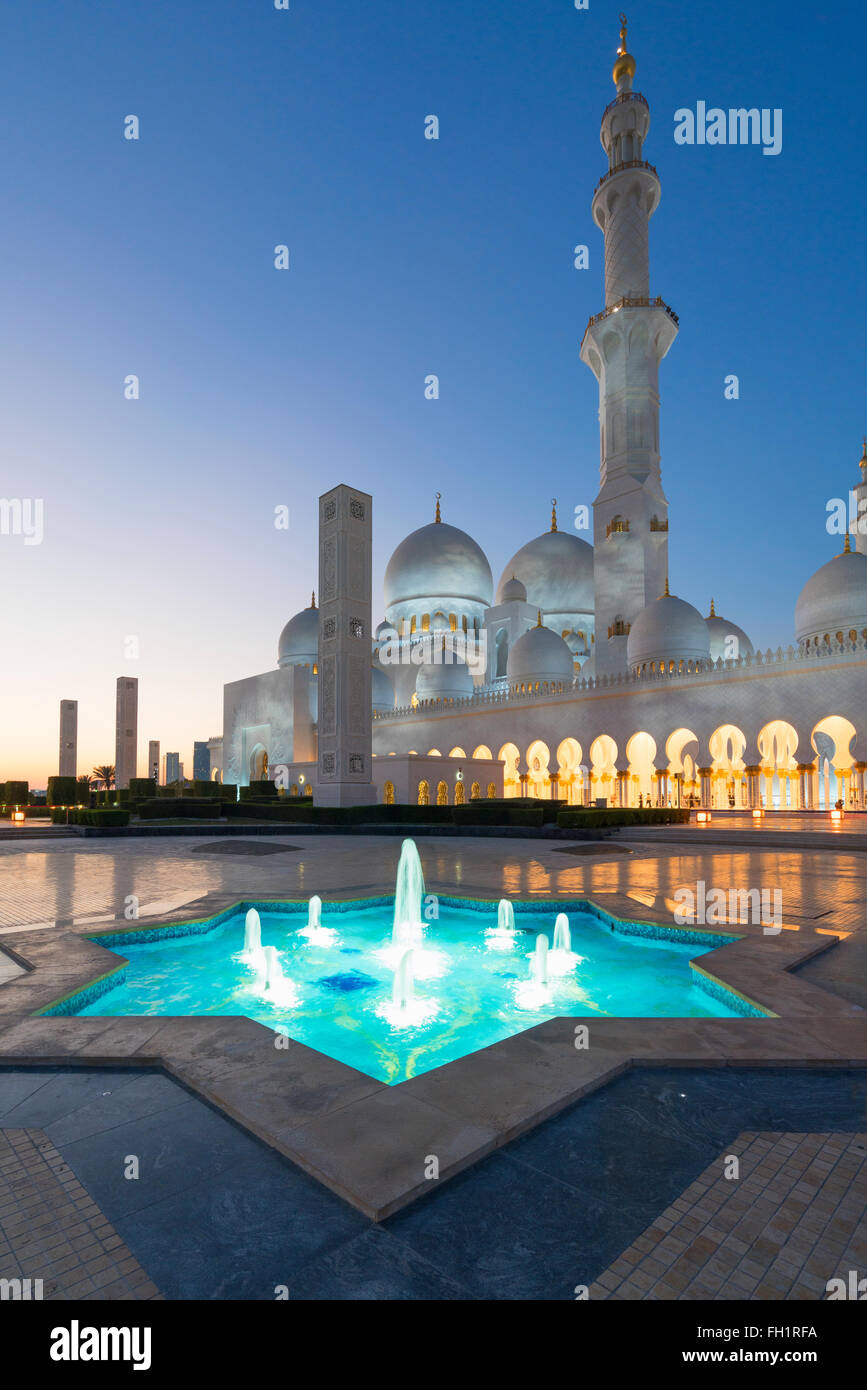 Vue de la nuit de la Grande Mosquée Sheikh Zayed à Abu Dhabi Emirats Arabes Unis Banque D'Images