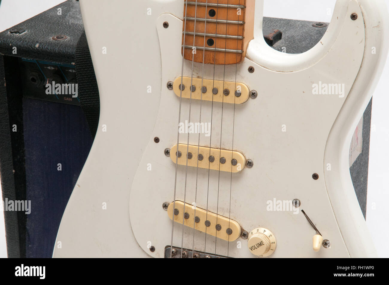 Guitare électrique sur un fond uni blanc brillant Banque D'Images