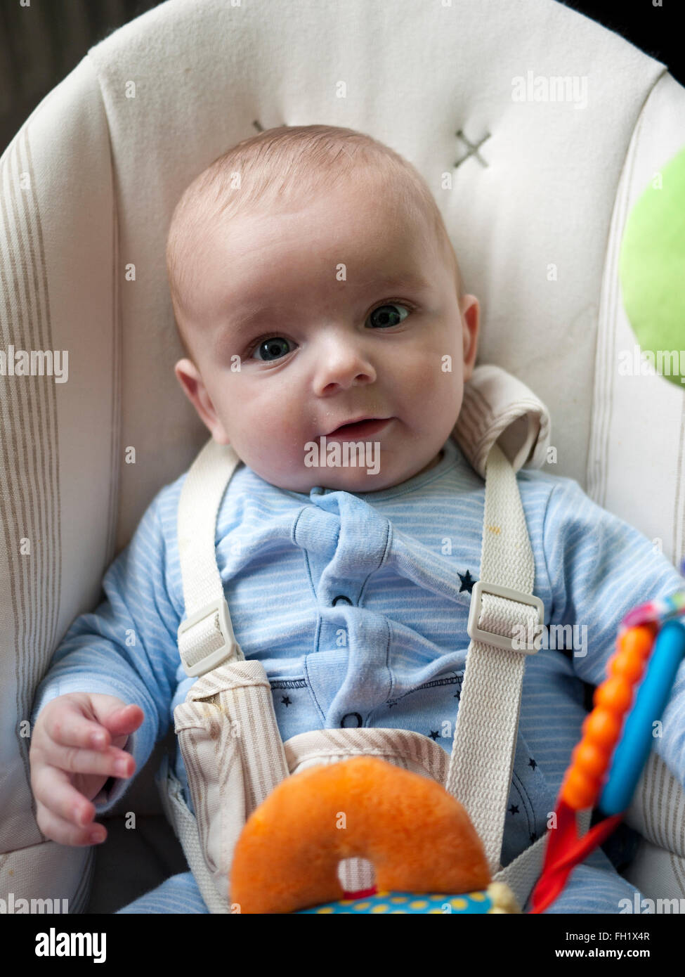 Six Mois Bebe Garcon Assis Dans Un Fauteuil Inclinable Avec Faisceau Uk Photo Stock Alamy