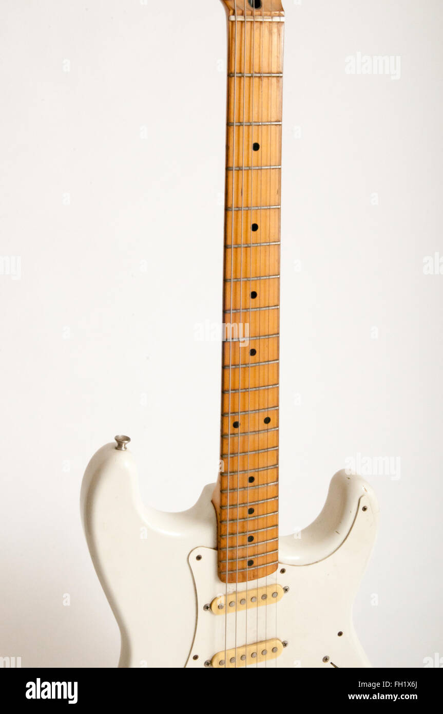 Guitare électrique sur un fond uni blanc brillant Banque D'Images