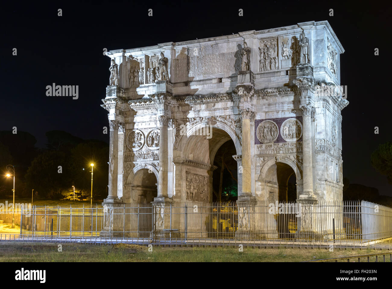 Constantinus arch à Rome (près de Coliseum) dans la nuit Banque D'Images
