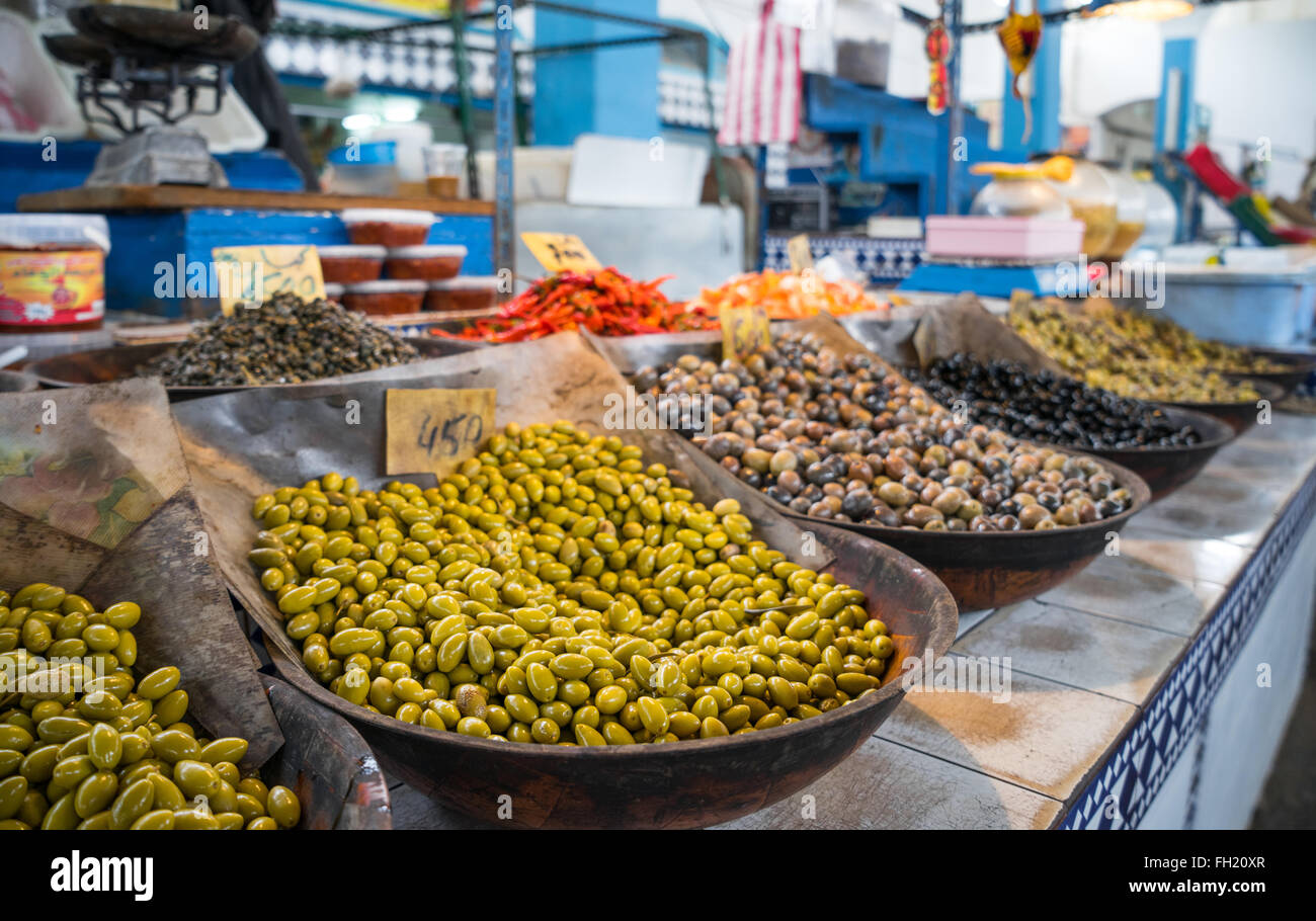Olives sur compteur de marché dans l'Est de pays comme la Tunisie, Egypte, Turquie Banque D'Images
