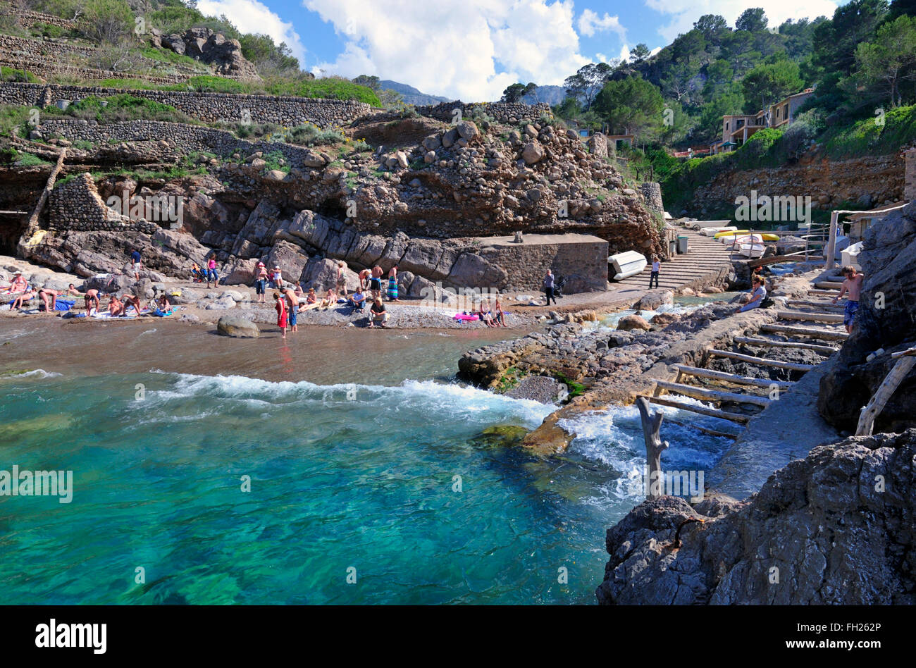 - L'Europe, Espagne, îles Baléares, Majorque, la petite et très romantique plage de Cala Deia dans les montagnes de Tramuntana. Banque D'Images