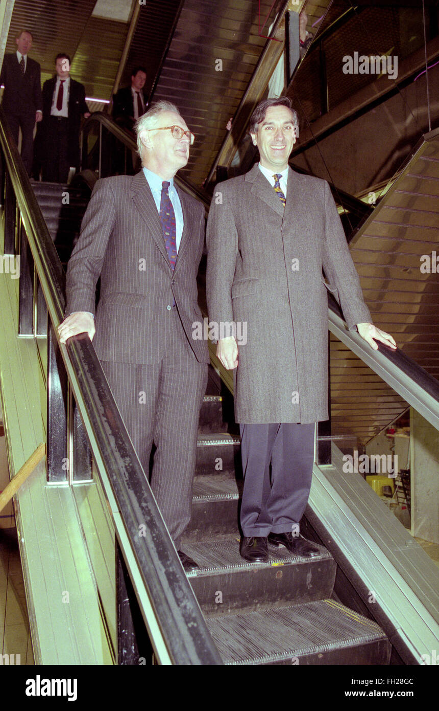 John Redwood et Nicholas Budgen dans la foule à Wolverhampton pendant une campagne électorale, le 25 mars 1997. Banque D'Images