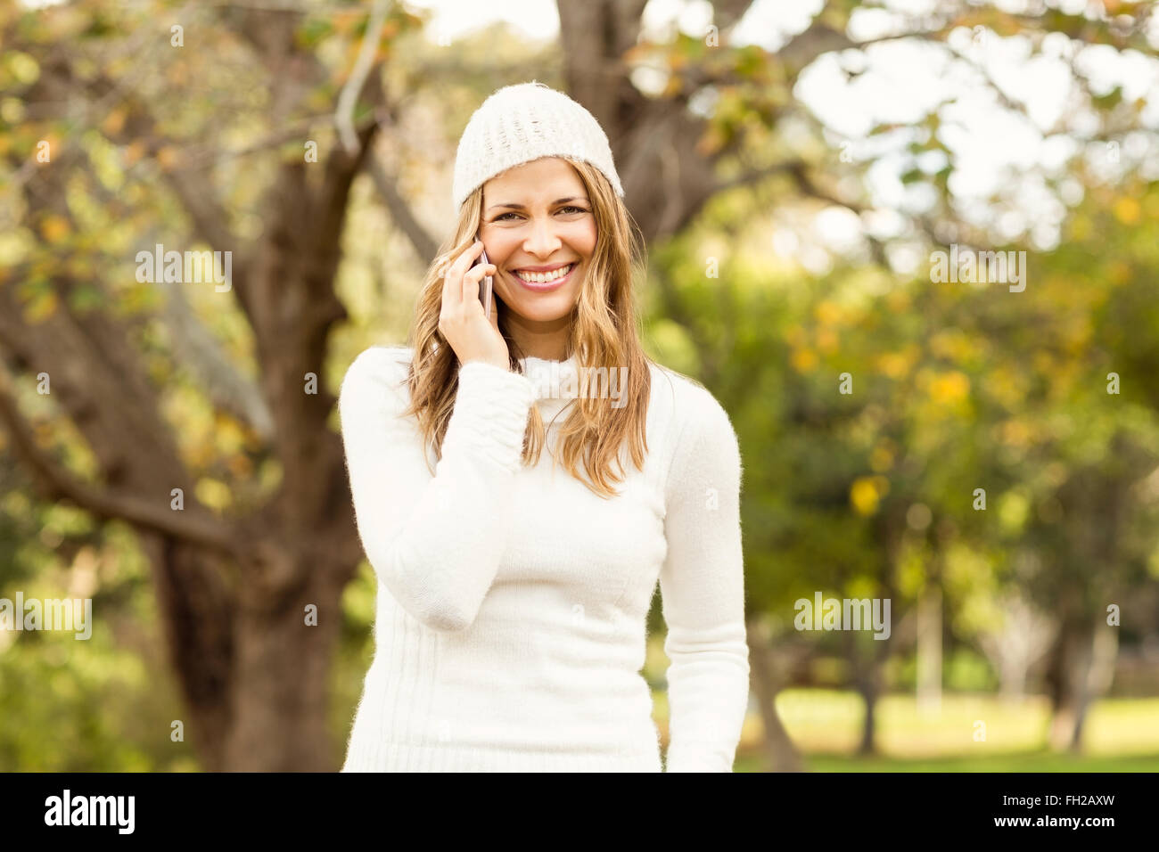 Smiling Pretty woman having a phone call Banque D'Images