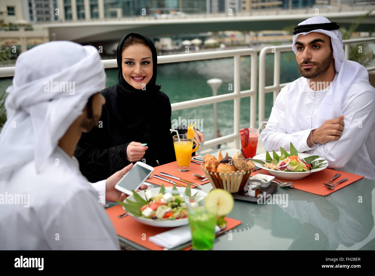 Les jeunes amis emiratis un restaurant Banque D'Images