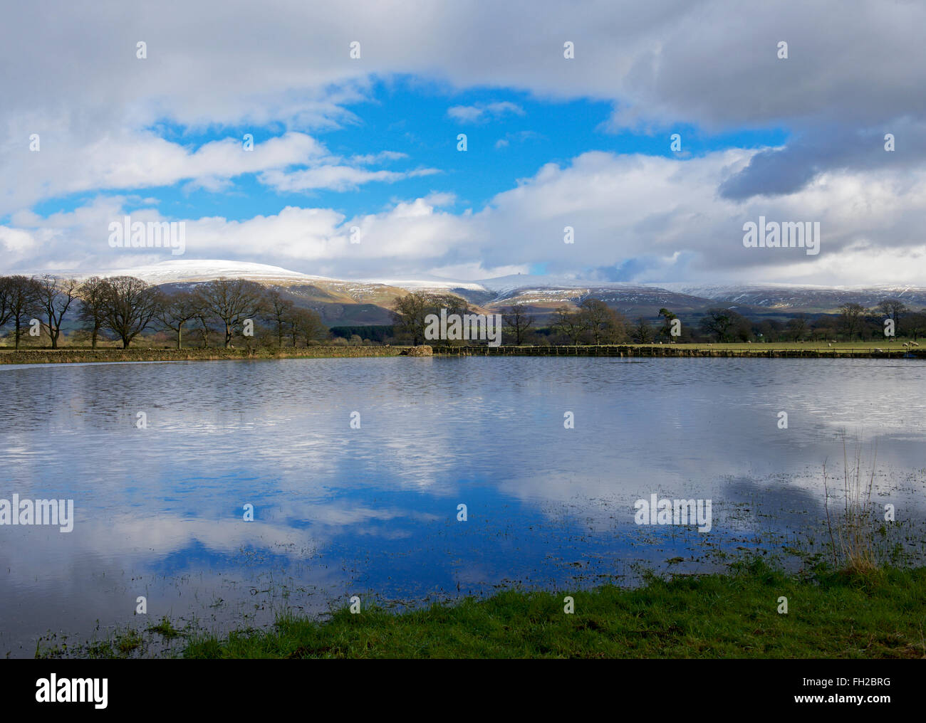 Le Tarn, dans le village de nord, avec Edenhall Pennine Hills dans l'arrière-plan, Eden Valley, Cumbria, Angleterre, Royaume-Uni Banque D'Images