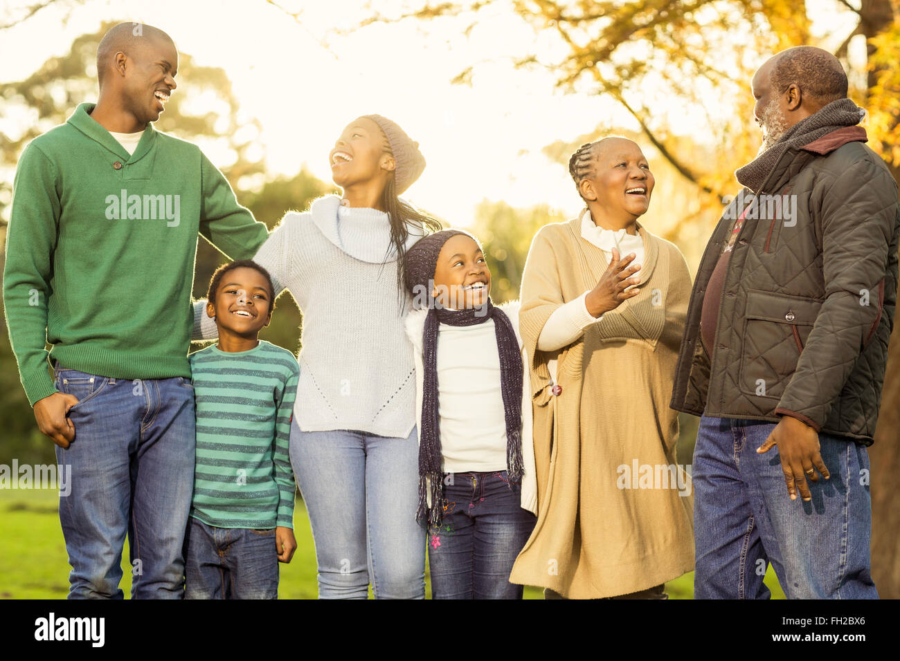 Famille élargie qui posent avec des vêtements chauds Banque D'Images