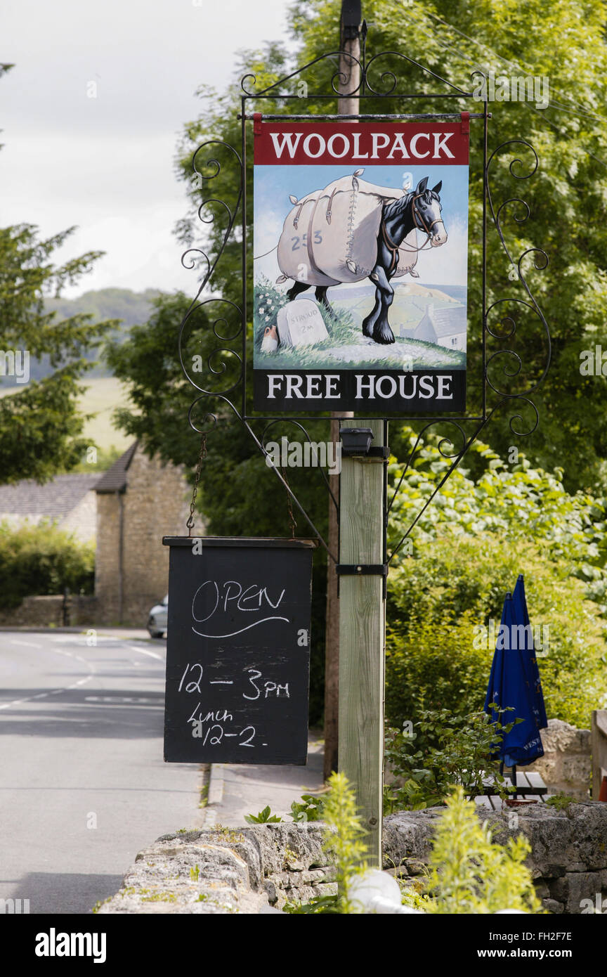 Le Woolpack pub, Slade, près de Stroud, Royaume-Uni, où l'auteur Laurie Lee célèbre pour 'Rosie' cidre avec entre autres est supposé avoir bu pendant qu'il a vécu à proximité. Banque D'Images