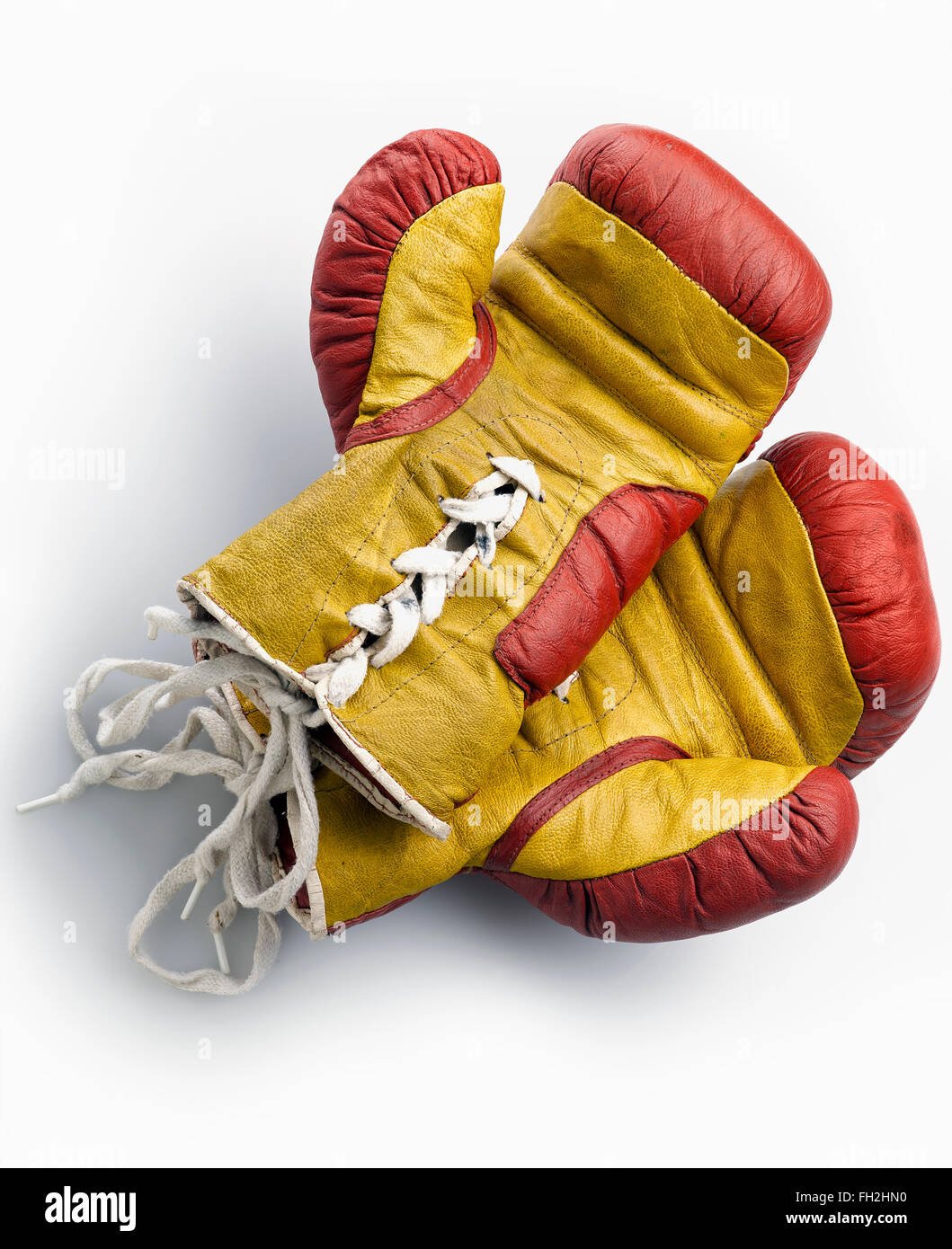 Gants de boxe rouge et jaune sur fond blanc Photo Stock - Alamy