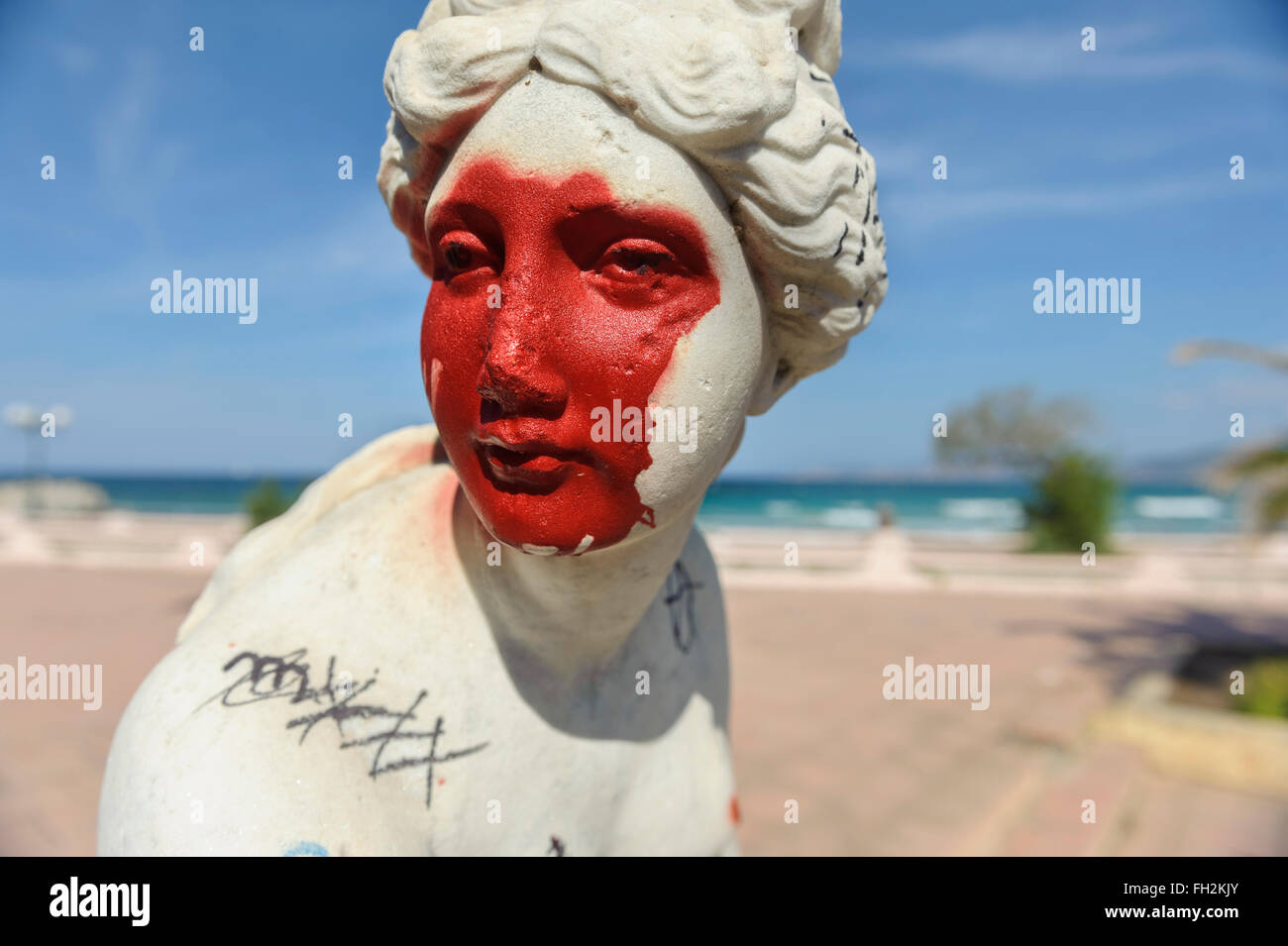 Grafittied statue de 'sans la main' sur la promenade de front de mer à l'Ile Rousse. La Balagne. La corse. France Banque D'Images