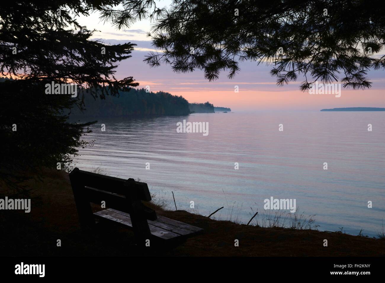 Coucher du soleil et du lac Supérieur à Bay Fournaise, Munising, Michigan Banque D'Images