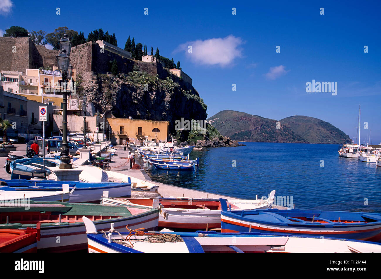 L'île de Lipari, bateaux de pêche dans le port de Marina Corta , Iles Eoliennes, Sicile, Italie, Europe Banque D'Images
