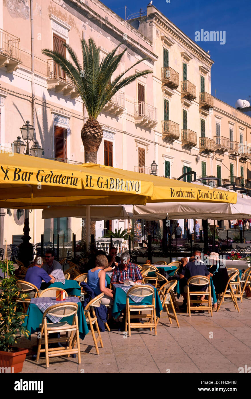 L'île de Lipari, restaurant sur la promenade de Marina Corta, Iles Eoliennes, Sicile, Italie, Europe Banque D'Images