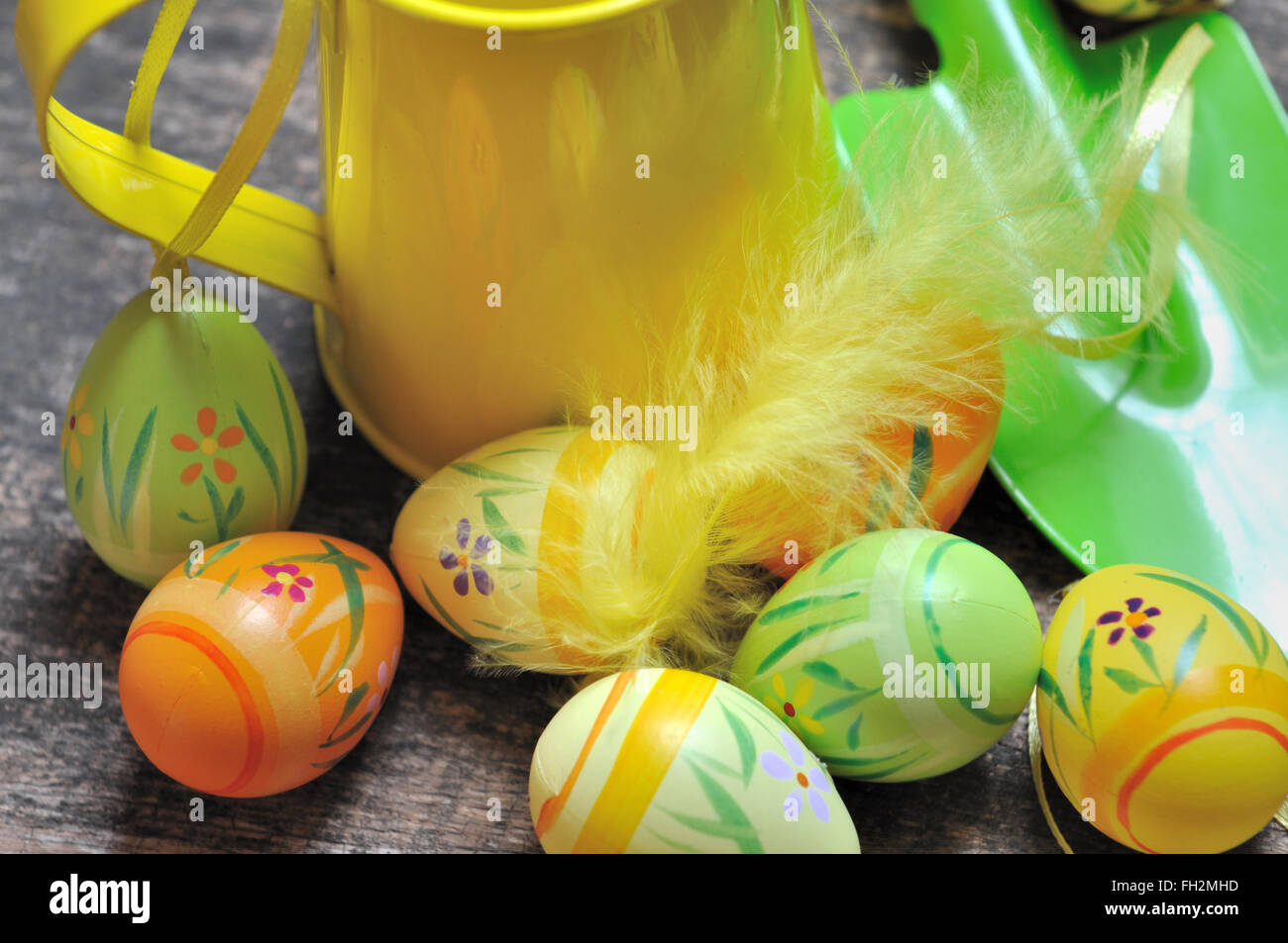 Décorations de Pâques oeufs avec les outils de jardinage sur fond de bois Banque D'Images