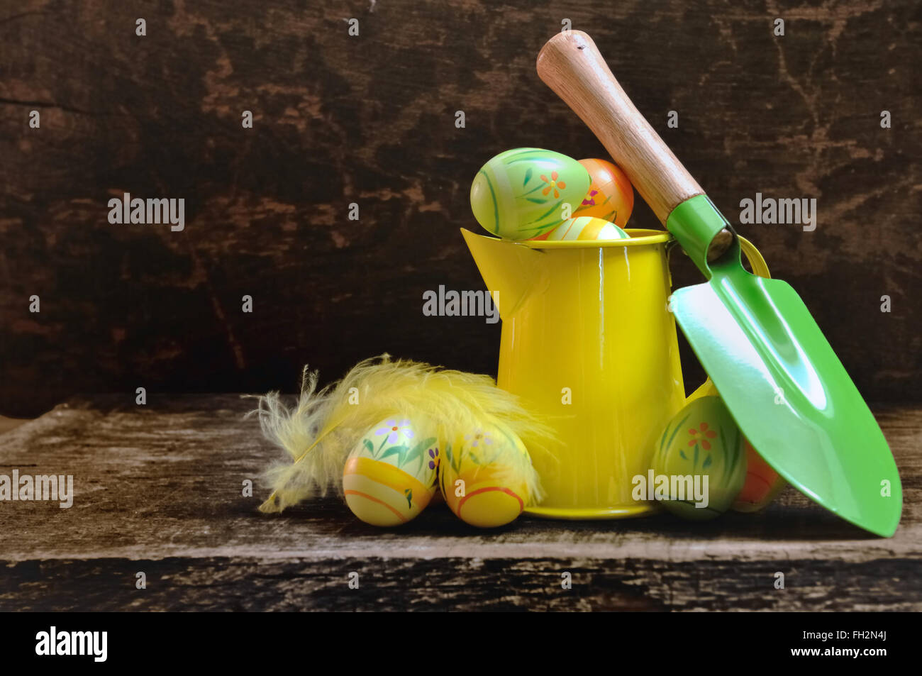 Les œufs de pâques avec peu d'outils de jardinage sur fond de bois foncé Banque D'Images