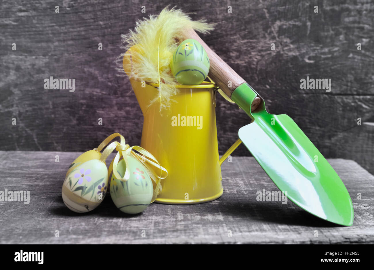 Les œufs de pâques avec peu d'outils de jardinage sur fond de bois Banque D'Images