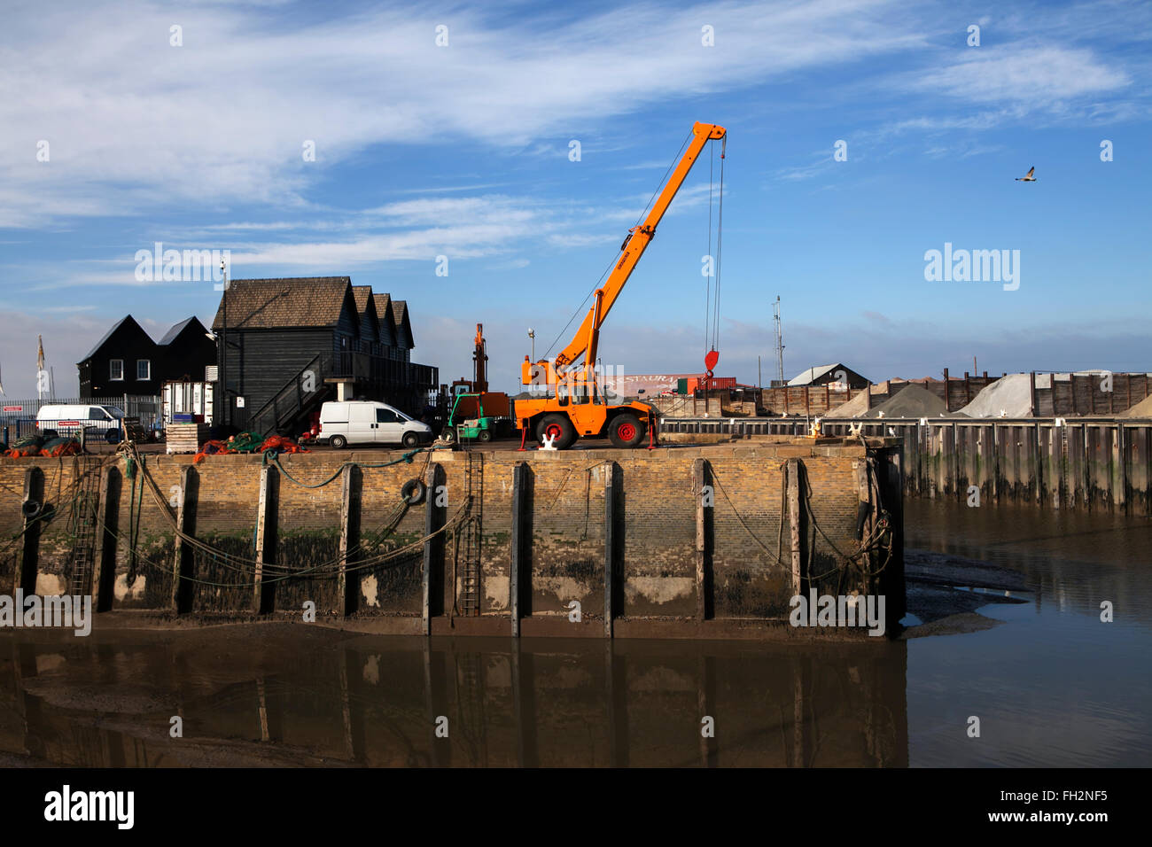 WHITSTABLE, Kent, UK - Oct 9 : une très basse marée volets bateaux de pêche sur la vase dans le port de Whitstable, Kent, Royaume-Uni le 9 Déc Banque D'Images