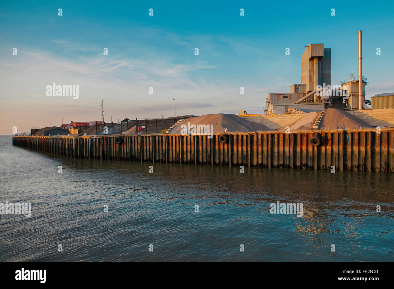 WHITSTABLE, UK - DEC 9, 2015 : Brett agrégats est une usine d'enrobés dans le port. C'est le troisième Brett plante de se trouve sur Banque D'Images