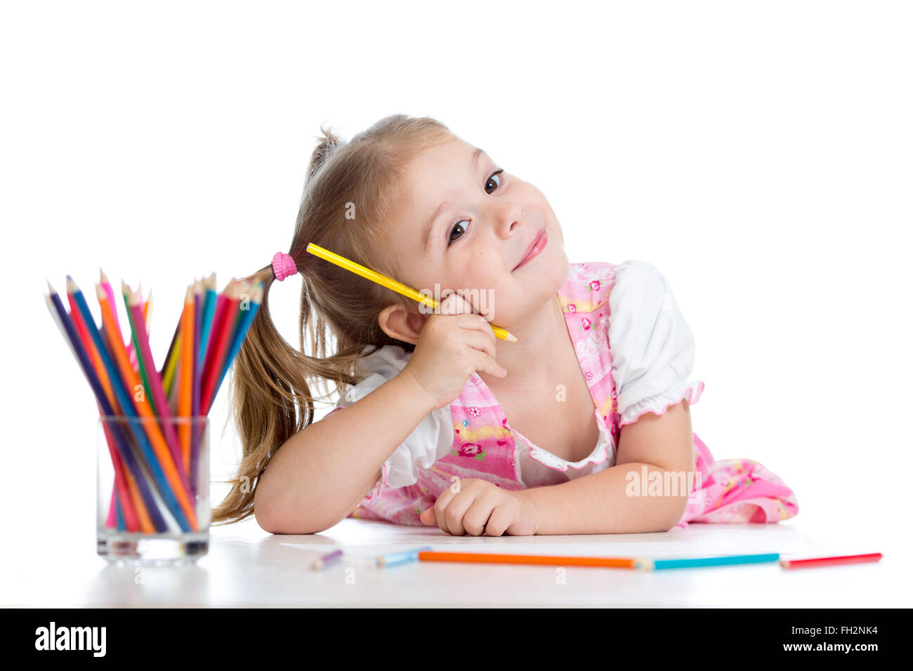 Dessin enfant joyeux mignon en utilisant des crayons on Banque D'Images