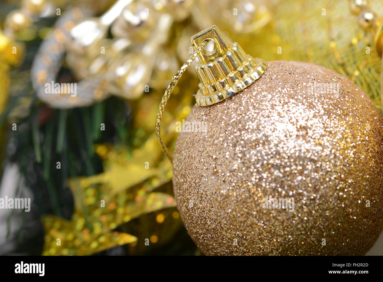 Cadeaux de luxe en vertu de l'arbre de Noël, Nouvelle Année accueil décorations, golden rétractable de Santa présente, festif sapin décoré Banque D'Images
