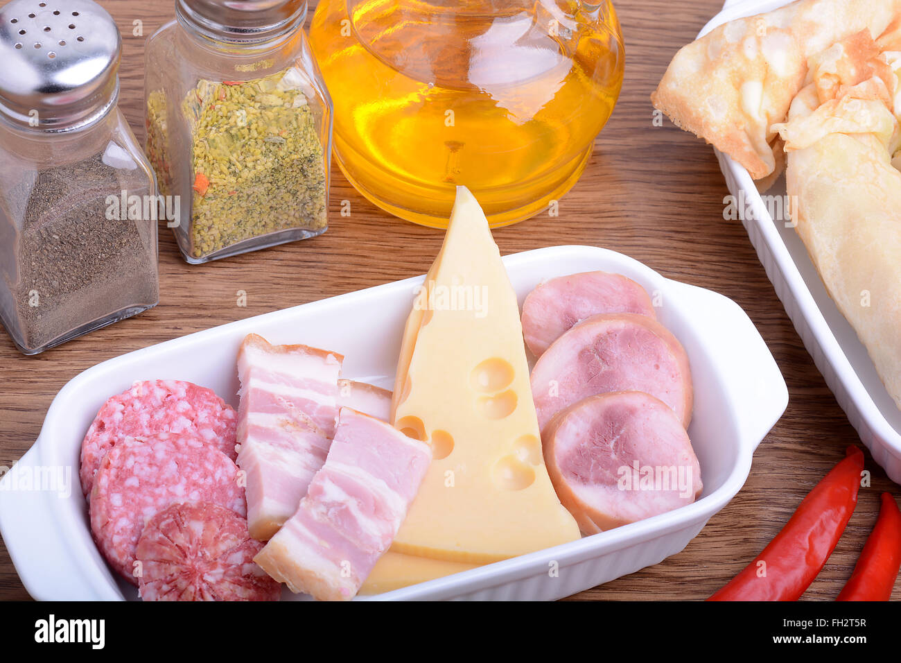 Aliments à haute teneur en protéines, saucisses, fromage. Poivron rouge Banque D'Images