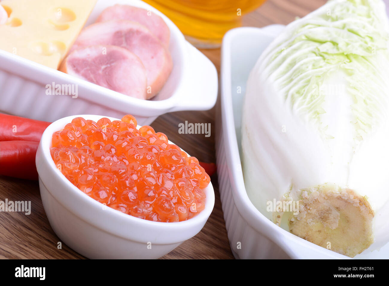 Aliments à haute teneur en protéines, saucisses, fromage, poivron rouge, caviar rouge, chou Banque D'Images